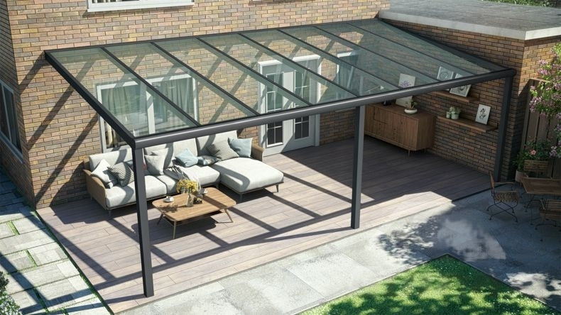 Vista dall'alto di una Veranda moderna nero 9005, dimensioni 8,06 x 4,0 metri con tetto in vetro trasparente. Pergola/Gazebo elegante e resistente alle intemperie, ideale per spazi esterni raffinati e confortevoli, offre protezione UV ed è facile da montare.