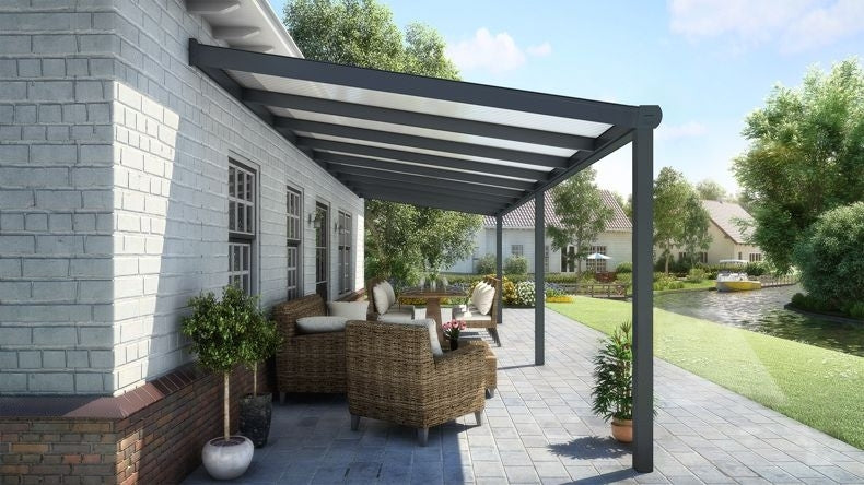 Vista laterale di una Veranda moderna antracite 7016, dimensioni 9,06 x 2,5 metri con tetto in policarbonato opale. Pergola/Gazebo elegante e resistente alle intemperie, ideale per spazi esterni raffinati e confortevoli, offre protezione UV ed è facile da montare.