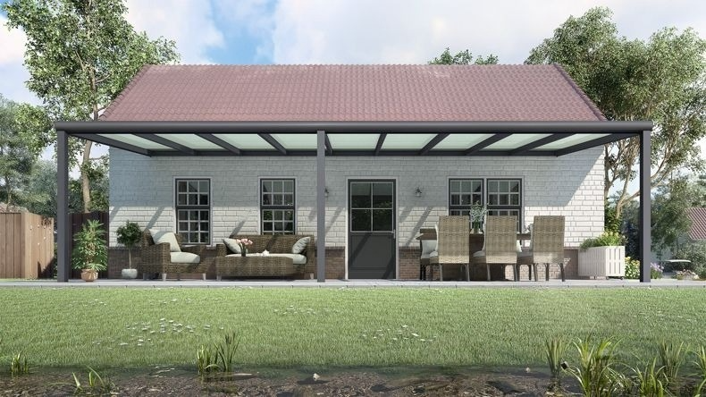 Vista Frontale di una Veranda moderna antracite 7016, dimensioni 9,06 x 3,0 metri con tetto in vetro opale. Pergola/Gazebo elegante e resistente alle intemperie, ideale per spazi esterni raffinati e confortevoli, offre protezione UV ed è facile da montare.