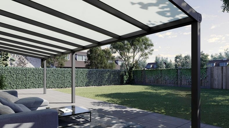 Vista Inferiore di una Veranda moderna antracite 7016, dimensioni 9,06 x 3,0 metri con tetto in vetro opale. Pergola/Gazebo elegante e resistente alle intemperie, ideale per spazi esterni raffinati e confortevoli, offre protezione UV ed è facile da montare.