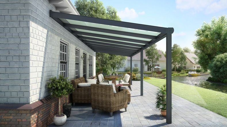 Vista laterale di una Veranda moderna antracite 7016, dimensioni 9,06 x 3,0 metri con tetto in vetro opale. Pergola/Gazebo elegante e resistente alle intemperie, ideale per spazi esterni raffinati e confortevoli, offre protezione UV ed è facile da montare.