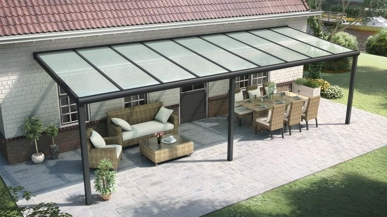 Vista dall'alto di una Veranda moderna nero 9005, dimensioni 9,06 x 3,0 metri con tetto in vetro opale. Pergola/Gazebo elegante e resistente alle intemperie, ideale per spazi esterni raffinati e confortevoli, offre protezione UV ed è facile da montare.