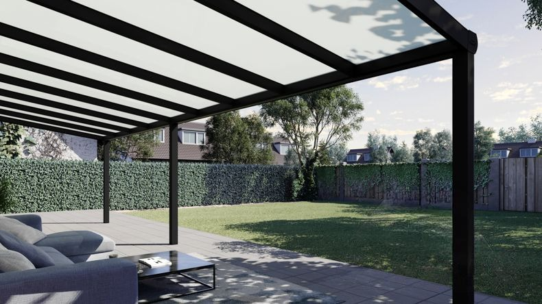Vista Inferiore di una Veranda moderna nero 9005, dimensioni 9,06 x 3,0 metri con tetto in vetro opale. Pergola/Gazebo elegante e resistente alle intemperie, ideale per spazi esterni raffinati e confortevoli, offre protezione UV ed è facile da montare.