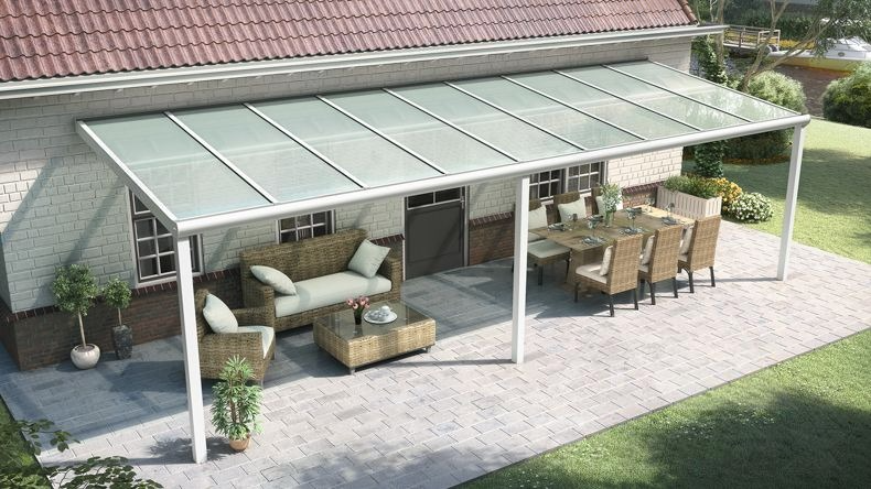 Vista dall'alto di una Veranda moderna bianco 9016, dimensioni 9,06 x 3,0 metri con tetto in vetro opale. Pergola/Gazebo elegante e resistente alle intemperie, ideale per spazi esterni raffinati e confortevoli, offre protezione UV ed è facile da montare.