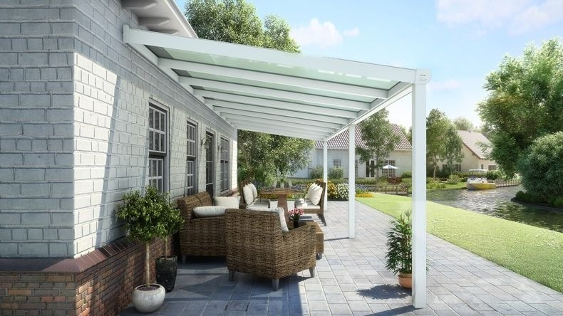 Vista laterale di una Veranda moderna bianco 9016, dimensioni 9,06 x 3,0 metri con tetto in vetro opale. Pergola/Gazebo elegante e resistente alle intemperie, ideale per spazi esterni raffinati e confortevoli, offre protezione UV ed è facile da montare.