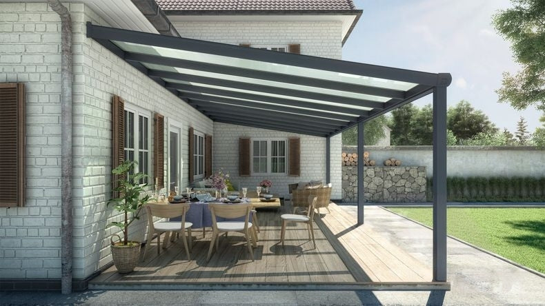 Vista laterale di una Veranda moderna antracite 7016, dimensioni 9,06 x 3,5 metri con tetto in vetro opale. Pergola/Gazebo elegante e resistente alle intemperie, ideale per spazi esterni raffinati e confortevoli, offre protezione UV ed è facile da montare.
