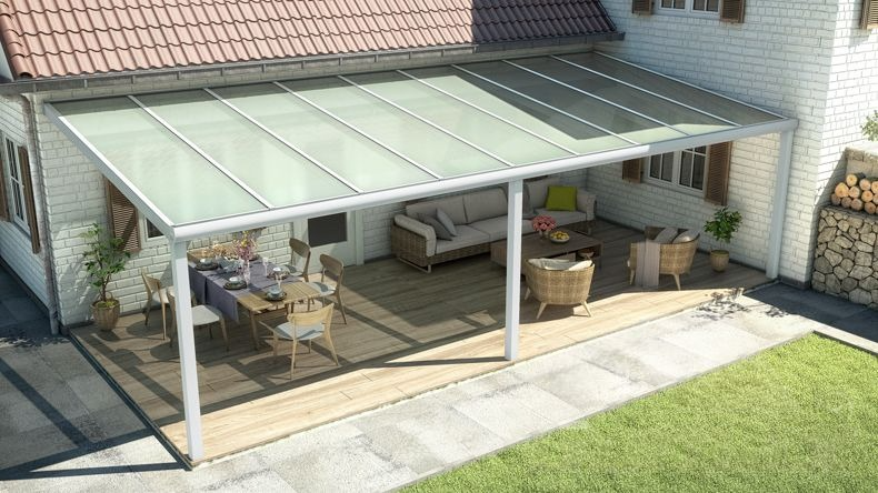 Vista dall'alto di una Veranda moderna bianco 9016, dimensioni 9,06 x 3,5 metri con tetto in vetro opale. Pergola/Gazebo elegante e resistente alle intemperie, ideale per spazi esterni raffinati e confortevoli, offre protezione UV ed è facile da montare.