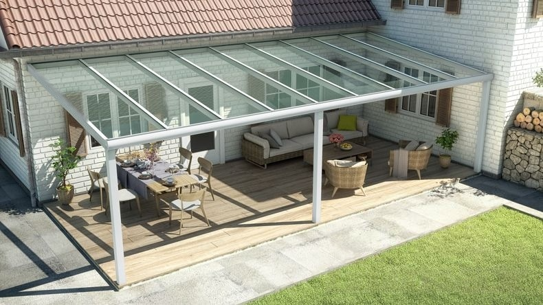 Vista dall'alto di una Veranda moderna bianco 9016, dimensioni 9,06 x 3,5 metri con tetto in vetro trasparente. Pergola/Gazebo elegante e resistente alle intemperie, ideale per spazi esterni raffinati e confortevoli, offre protezione UV ed è facile da montare.