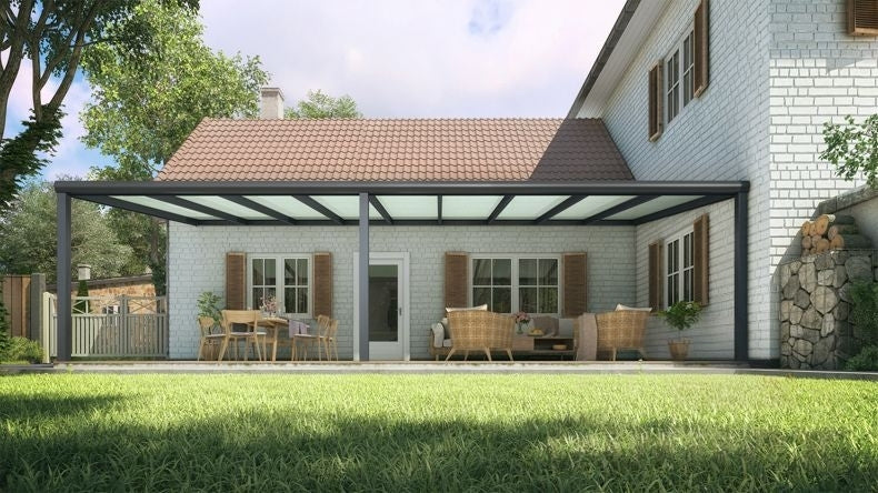 Vista Frontale di una Veranda moderna nero 9005, dimensioni 9,06 x 3,5 metri con tetto in vetro opale. Pergola/Gazebo elegante e resistente alle intemperie, ideale per spazi esterni raffinati e confortevoli, offre protezione UV ed è facile da montare.