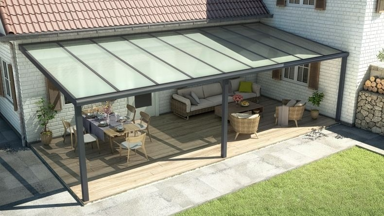 Vista dall'alto di una Veranda moderna antracite 7016, dimensioni 9,06 x 4,0 metri con tetto in vetro opale. Pergola/Gazebo elegante e resistente alle intemperie, ideale per spazi esterni raffinati e confortevoli, offre protezione UV ed è facile da montare.