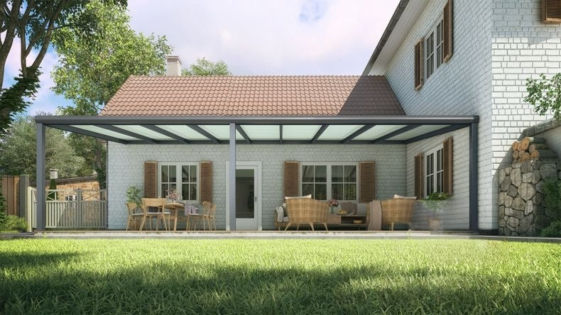 Vista Frontale di una Veranda moderna antracite 7016, dimensioni 9,06 x 4,0 metri con tetto in vetro opale. Pergola/Gazebo elegante e resistente alle intemperie, ideale per spazi esterni raffinati e confortevoli, offre protezione UV ed è facile da montare.