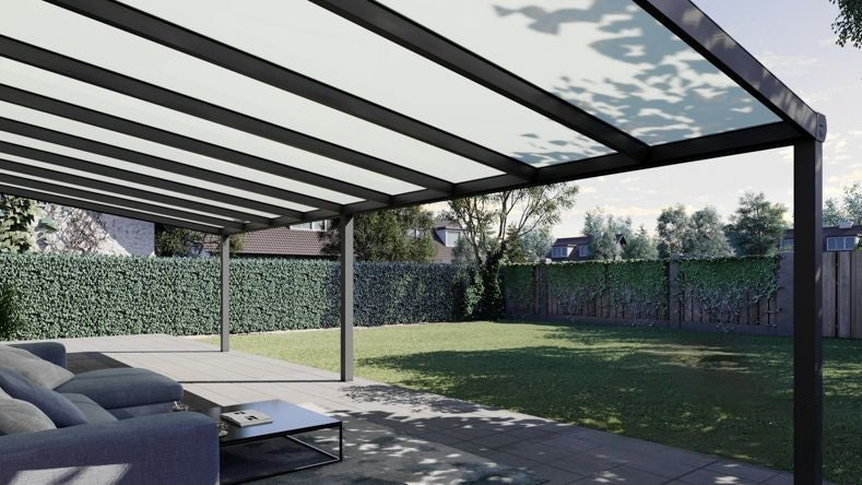 Vista Inferiore di una Veranda moderna antracite 7016, dimensioni 9,06 x 4,0 metri con tetto in vetro opale. Pergola/Gazebo elegante e resistente alle intemperie, ideale per spazi esterni raffinati e confortevoli, offre protezione UV ed è facile da montare.