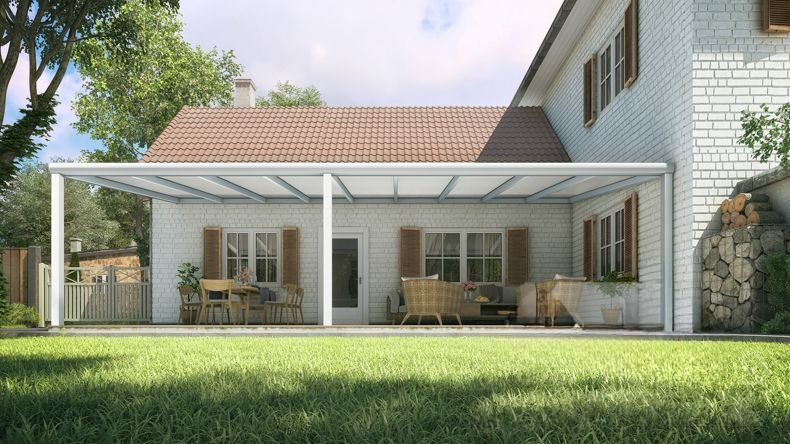 Vista Frontale di una Veranda moderna bianco 9016, dimensioni 9,06 x 4,0 metri con tetto in policarbonato opale. Pergola/Gazebo elegante e resistente alle intemperie, ideale per spazi esterni raffinati e confortevoli, offre protezione UV ed è facile da montare.