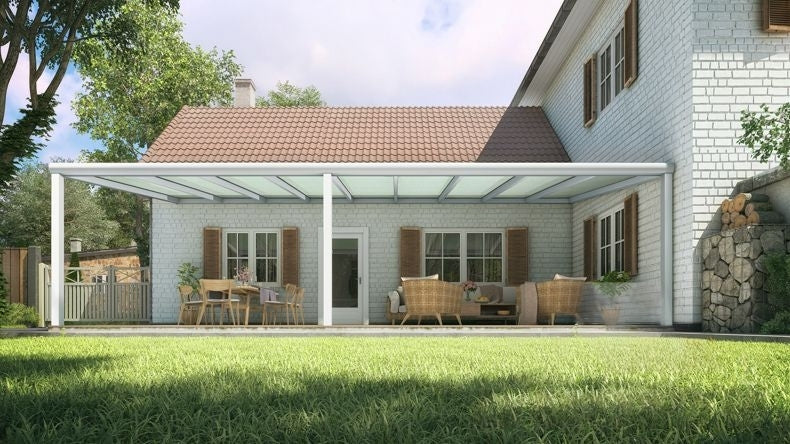 Vista Frontale di una Veranda moderna bianco 9016, dimensioni 9,06 x 4,0 metri con tetto in vetro opale. Pergola/Gazebo elegante e resistente alle intemperie, ideale per spazi esterni raffinati e confortevoli, offre protezione UV ed è facile da montare.