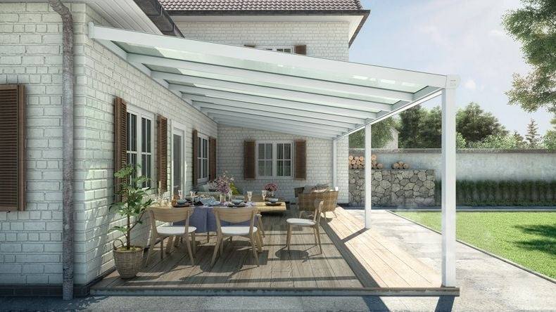 Vista laterale di una Veranda moderna bianco 9016, dimensioni 9,06 x 4,0 metri con tetto in vetro opale. Pergola/Gazebo elegante e resistente alle intemperie, ideale per spazi esterni raffinati e confortevoli, offre protezione UV ed è facile da montare.