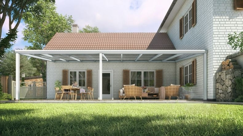 Vista Frontale di una Veranda moderna bianco 9016, dimensioni 9,06 x 4,0 metri con tetto in vetro trasparente. Pergola/Gazebo elegante e resistente alle intemperie, ideale per spazi esterni raffinati e confortevoli, offre protezione UV ed è facile da montare.