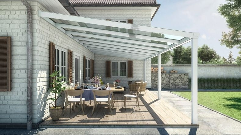 Vista laterale di una Veranda moderna bianco 9016, dimensioni 9,06 x 4,0 metri con tetto in vetro trasparente. Pergola/Gazebo elegante e resistente alle intemperie, ideale per spazi esterni raffinati e confortevoli, offre protezione UV ed è facile da montare.