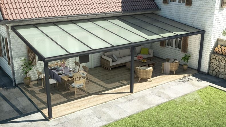 Vista dall'alto di una Veranda moderna nero 9005, dimensioni 9,06 x 4,0 metri con tetto in vetro opale. Pergola/Gazebo elegante e resistente alle intemperie, ideale per spazi esterni raffinati e confortevoli, offre protezione UV ed è facile da montare.