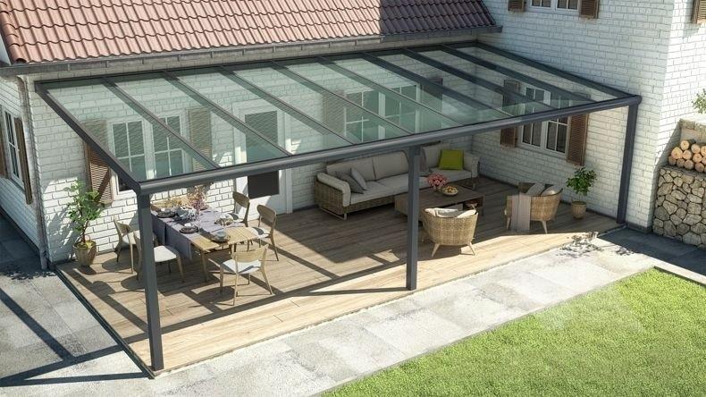Vista dall'alto di una Veranda moderna antracite 7016, dimensioni 9,06 x 4,0 metri con tetto in vetro trasparente. Pergola/Gazebo elegante e resistente alle intemperie, ideale per spazi esterni raffinati e confortevoli, offre protezione UV ed è facile da montare.