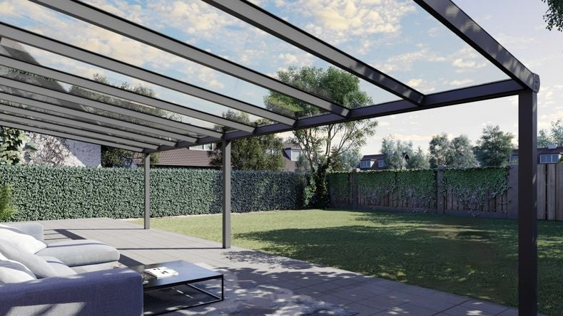 Vista Inferiore di una Veranda moderna antracite 7016, dimensioni 9,06 x 4,0 metri con tetto in vetro trasparente. Pergola/Gazebo elegante e resistente alle intemperie, ideale per spazi esterni raffinati e confortevoli, offre protezione UV ed è facile da montare.