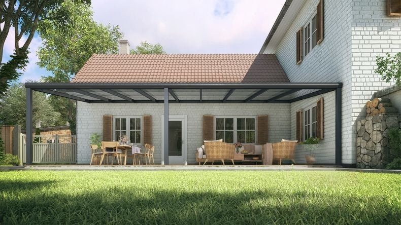 Vista Frontale di una Veranda moderna nero 9005, dimensioni 9,06 x 4,0 metri con tetto in vetro trasparente. Pergola/Gazebo elegante e resistente alle intemperie, ideale per spazi esterni raffinati e confortevoli, offre protezione UV ed è facile da montare.