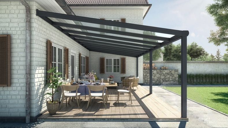 Vista laterale di una Veranda moderna nero 9005, dimensioni 9,06 x 4,0 metri con tetto in vetro trasparente. Pergola/Gazebo elegante e resistente alle intemperie, ideale per spazi esterni raffinati e confortevoli, offre protezione UV ed è facile da montare.