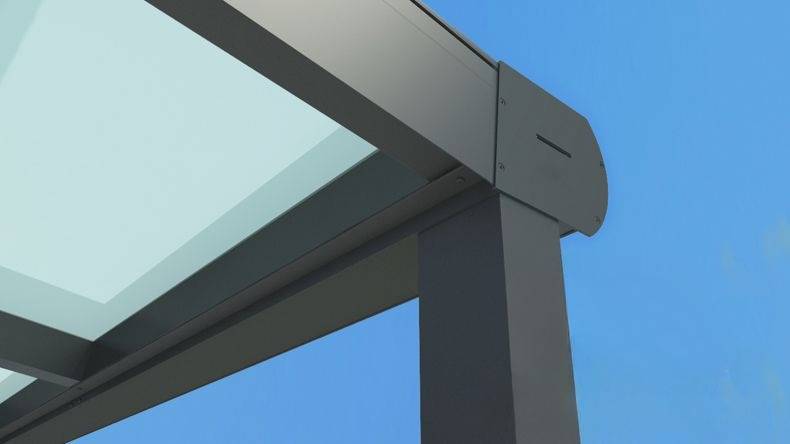 Vista tetto di una Veranda moderna antracite 7016, dimensioni 7,06 x 4,0 metri con tetto in vetro opale. Pergola/Gazebo elegante e resistente alle intemperie, ideale per spazi esterni raffinati e confortevoli, offre protezione UV ed è facile da montare.