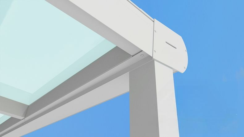 Vista tetto di una Veranda moderna bianco 9016, dimensioni 9,06 x 4,0 metri con tetto in vetro opale. Pergola/Gazebo elegante e resistente alle intemperie, ideale per spazi esterni raffinati e confortevoli, offre protezione UV ed è facile da montare.