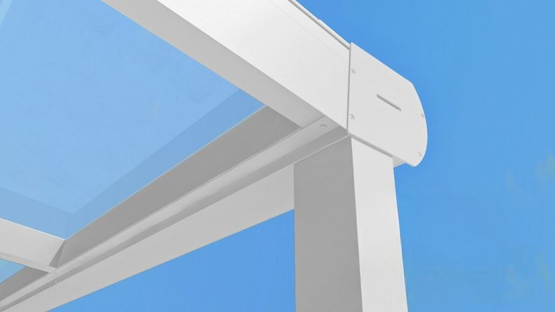 Vista tetto di una Veranda moderna bianco 9016, dimensioni 7,06 x 4,0 metri con tetto in vetro trasparente. Pergola/Gazebo elegante e resistente alle intemperie, ideale per spazi esterni raffinati e confortevoli, offre protezione UV ed è facile da montare.