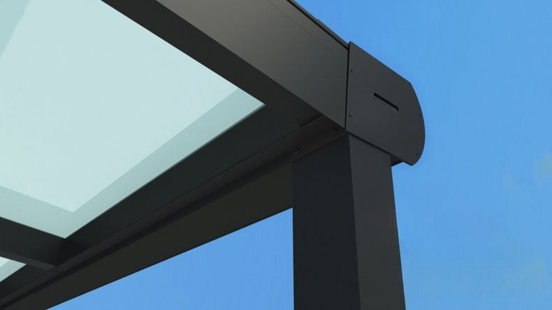 Vista tetto di una Veranda moderna nero 9005, dimensioni 7,06 x 3,5 metri con tetto in vetro opale. Pergola/Gazebo elegante e resistente alle intemperie, ideale per spazi esterni raffinati e confortevoli, offre protezione UV ed è facile da montare.