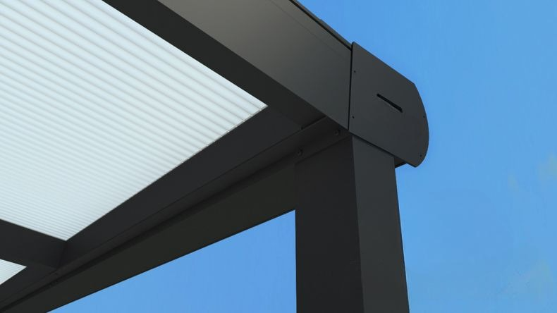 Vista tetto di una Veranda moderna nero 9005, dimensioni 8,06 x 3,5 metri con tetto in policarbonato opale. Pergola/Gazebo elegante e resistente alle intemperie, ideale per spazi esterni raffinati e confortevoli, offre protezione UV ed è facile da montare.