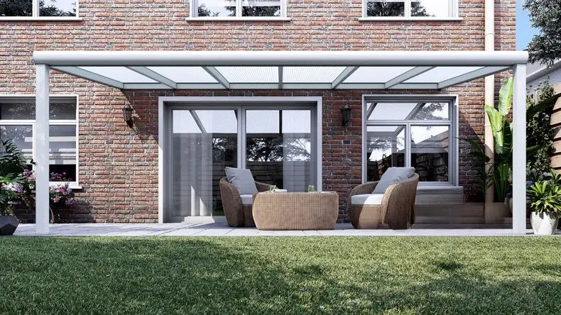 Vista frontale di una veranda in alluminio Bianco Opaco (RAL 9016) 6,06×3,0 m con copertura in Policarbonato Opale, ideale per terrazze moderne ed eleganti — Verande in Giardino.
