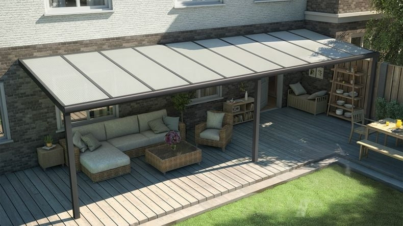 Vista dall'alto di una Veranda moderna antracite 7016, dimensioni 10,06 x 2,5 metri con tetto in policarbonato opale. Pergola/Gazebo elegante e resistente alle intemperie, ideale per spazi esterni raffinati e confortevoli, offre protezione UV ed è facile da montare.