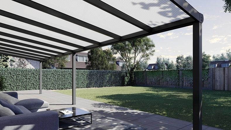 Vista Inferiore di una Veranda moderna antracite 7016, dimensioni 10,06 x 2,5 metri con tetto in policarbonato opale. Pergola/Gazebo elegante e resistente alle intemperie, ideale per spazi esterni raffinati e confortevoli, offre protezione UV ed è facile da montare.