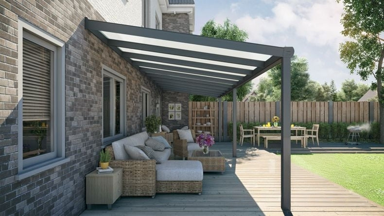 Vista laterale di una Veranda moderna antracite 7016, dimensioni 10,06 x 2,5 metri con tetto in policarbonato opale. Pergola/Gazebo elegante e resistente alle intemperie, ideale per spazi esterni raffinati e confortevoli, offre protezione UV ed è facile da montare.