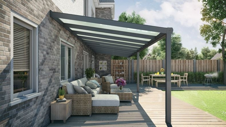 Vista laterale di una Veranda moderna antracite 7016, dimensioni 10,06 x 2,5 metri con tetto in vetro opale. Pergola/Gazebo elegante e resistente alle intemperie, ideale per spazi esterni raffinati e confortevoli, offre protezione UV ed è facile da montare.