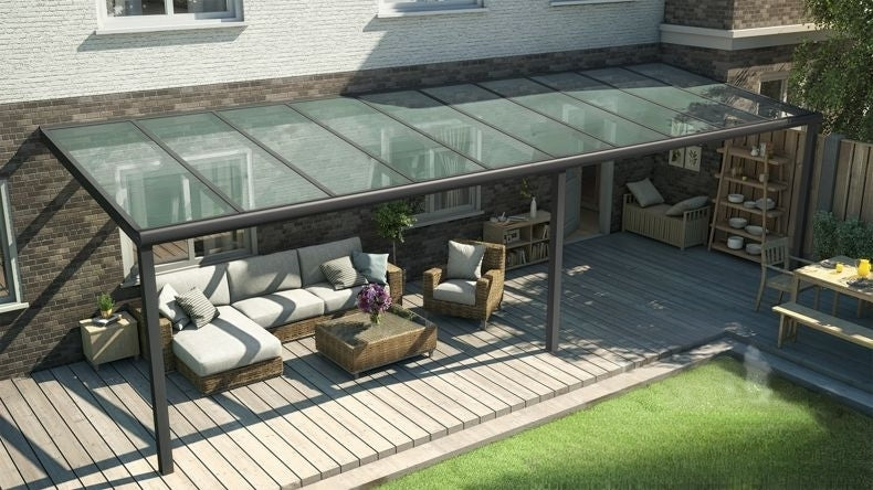 Vista dall'alto di una Veranda moderna antracite 7016, dimensioni 10,06 x 2,5 metri con tetto in vetro trasparente. Pergola/Gazebo elegante e resistente alle intemperie, ideale per spazi esterni raffinati e confortevoli, offre protezione UV ed è facile da montare.