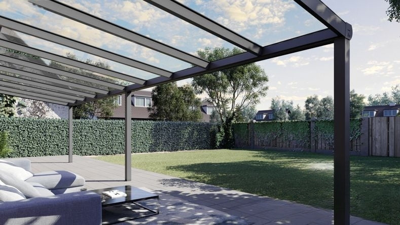 Vista Inferiore di una Veranda moderna antracite 7016, dimensioni 10,06 x 2,5 metri con tetto in vetro trasparente. Pergola/Gazebo elegante e resistente alle intemperie, ideale per spazi esterni raffinati e confortevoli, offre protezione UV ed è facile da montare.