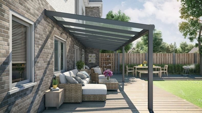 Vista laterale di una Veranda moderna antracite 7016, dimensioni 10,06 x 2,5 metri con tetto in vetro trasparente. Pergola/Gazebo elegante e resistente alle intemperie, ideale per spazi esterni raffinati e confortevoli, offre protezione UV ed è facile da montare.