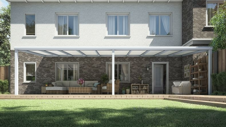 Vista Frontale di una Veranda moderna bianco 9016, dimensioni 10,06 x 2,5 metri con tetto in policarbonato opale. Pergola/Gazebo elegante e resistente alle intemperie, ideale per spazi esterni raffinati e confortevoli, offre protezione UV ed è facile da montare.