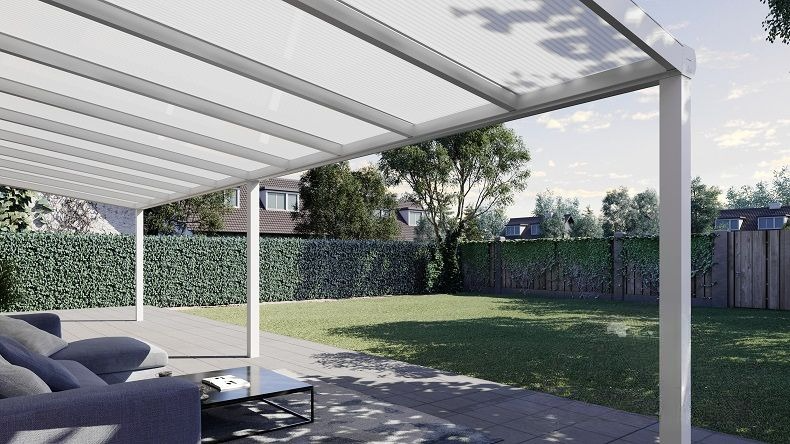 Vista Inferiore di una Veranda moderna bianco 9016, dimensioni 10,06 x 2,5 metri con tetto in policarbonato opale. Pergola/Gazebo elegante e resistente alle intemperie, ideale per spazi esterni raffinati e confortevoli, offre protezione UV ed è facile da montare.