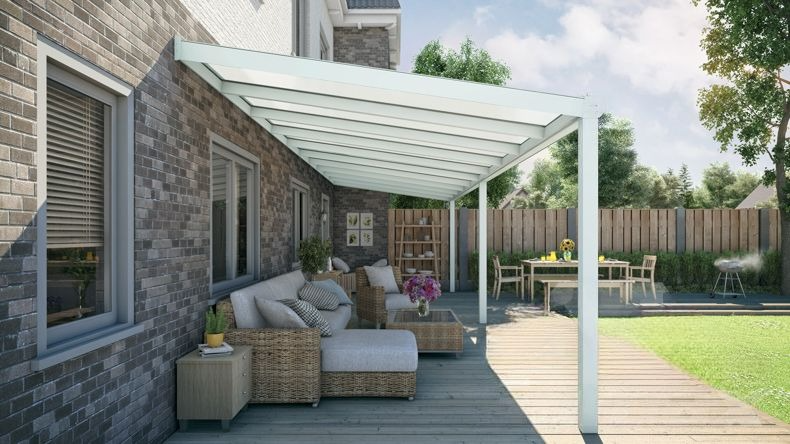 Vista laterale di una Veranda moderna bianco 9016, dimensioni 10,06 x 2,5 metri con tetto in policarbonato opale. Pergola/Gazebo elegante e resistente alle intemperie, ideale per spazi esterni raffinati e confortevoli, offre protezione UV ed è facile da montare.