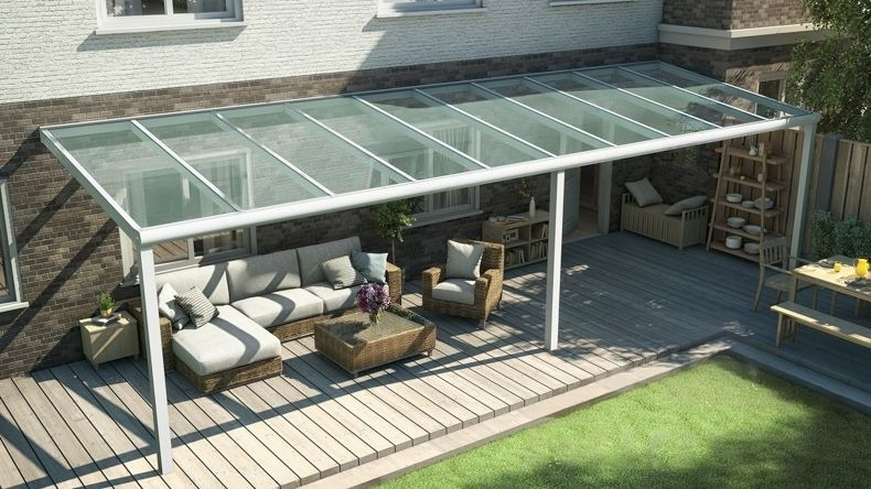 Vista dall'alto di una Veranda moderna bianco 9016, dimensioni 10,06 x 2,5 metri con tetto in vetro trasparente. Pergola/Gazebo elegante e resistente alle intemperie, ideale per spazi esterni raffinati e confortevoli, offre protezione UV ed è facile da montare.