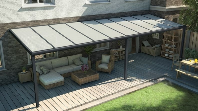 Vista dall'alto di una Veranda moderna nero 9005, dimensioni 10,06 x 2,5 metri con tetto in policarbonato opale. Pergola/Gazebo elegante e resistente alle intemperie, ideale per spazi esterni raffinati e confortevoli, offre protezione UV ed è facile da montare.