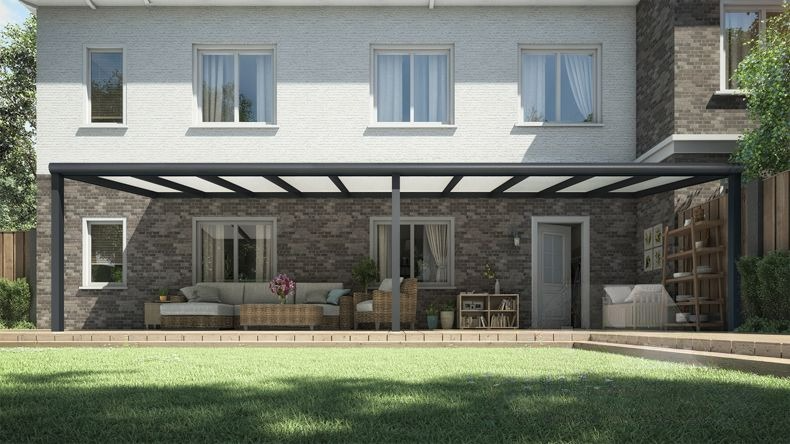 Vista Frontale di una Veranda moderna nero 9005, dimensioni 10,06 x 2,5 metri con tetto in policarbonato opale. Pergola/Gazebo elegante e resistente alle intemperie, ideale per spazi esterni raffinati e confortevoli, offre protezione UV ed è facile da montare.