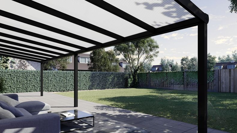 Vista Inferiore di una Veranda moderna nero 9005, dimensioni 10,06 x 2,5 metri con tetto in policarbonato opale. Pergola/Gazebo elegante e resistente alle intemperie, ideale per spazi esterni raffinati e confortevoli, offre protezione UV ed è facile da montare.