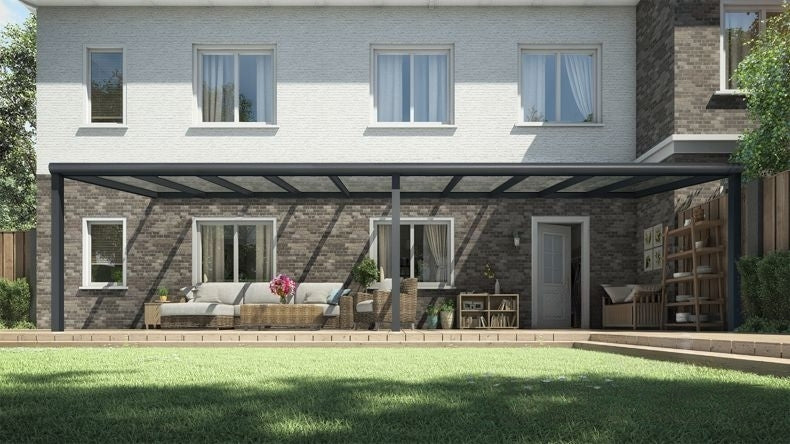 Vista Frontale di una Veranda moderna nero 9005, dimensioni 10,06 x 2,5 metri con tetto in vetro trasparente. Pergola/Gazebo elegante e resistente alle intemperie, ideale per spazi esterni raffinati e confortevoli, offre protezione UV ed è facile da montare.