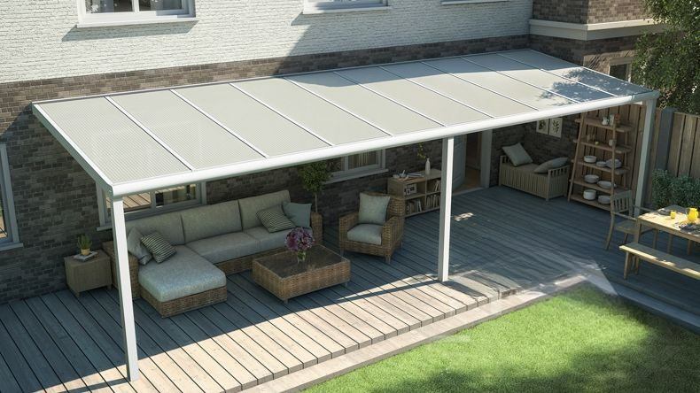 Vista dall'alto di una Veranda moderna bianco 9016, dimensioni 10,06 x 3,0 metri con tetto in policarbonato opale. Pergola/Gazebo elegante e resistente alle intemperie, ideale per spazi esterni raffinati e confortevoli, offre protezione UV ed è facile da montare.