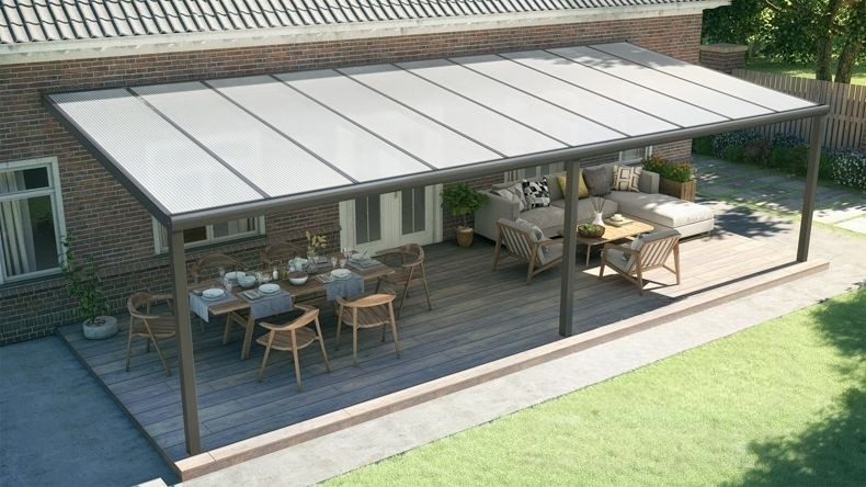 Vista dall'alto di una Veranda moderna antracite 7016, dimensioni 10,06 x 3,5 metri con tetto in policarbonato opale. Pergola/Gazebo elegante e resistente alle intemperie, ideale per spazi esterni raffinati e confortevoli, offre protezione UV ed è facile da montare.