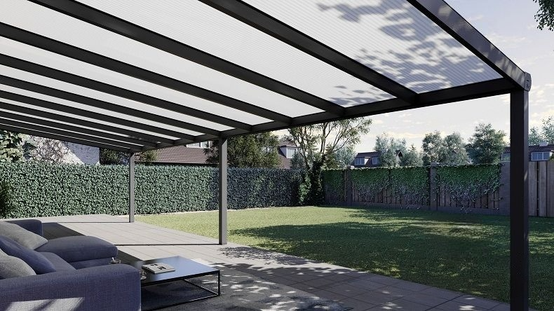 Vista Inferiore di una Veranda moderna antracite 7016, dimensioni 10,06 x 3,5 metri con tetto in policarbonato opale. Pergola/Gazebo elegante e resistente alle intemperie, ideale per spazi esterni raffinati e confortevoli, offre protezione UV ed è facile da montare.